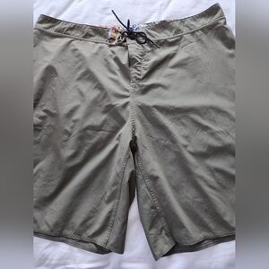 REEBOK CROSSFIT Men's Olive Green Training Shorts Size 42" Waist. 10" Inseam.
